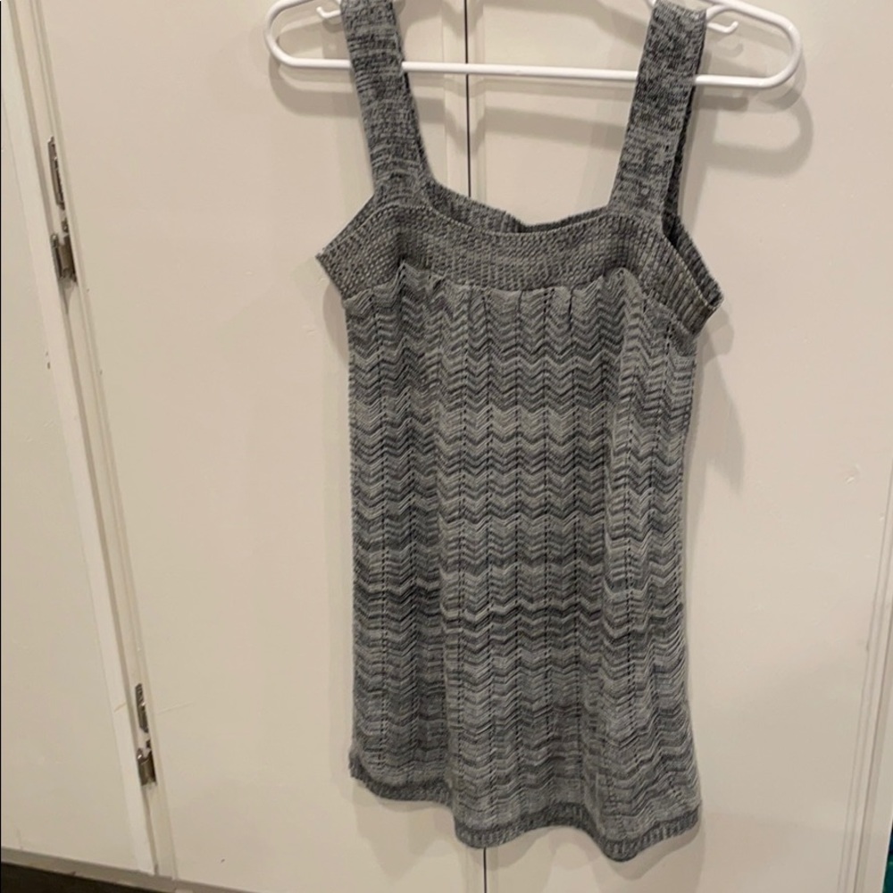 Tank top w/chevron pattern in black,gray&white